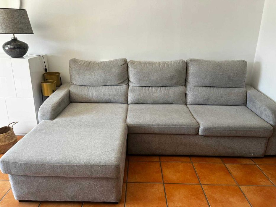Sofá com chaise lounge e cama
