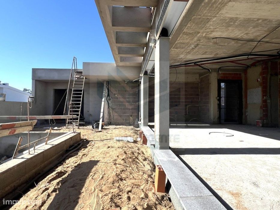 Moradia T3 Independente -Piscina, Garagem e Lavandaria - Azeitão