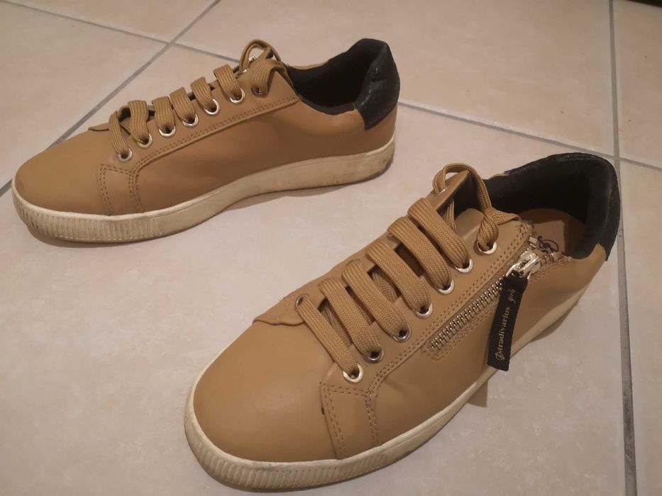 Sapatilhas amarelo torrado da Stradivarius