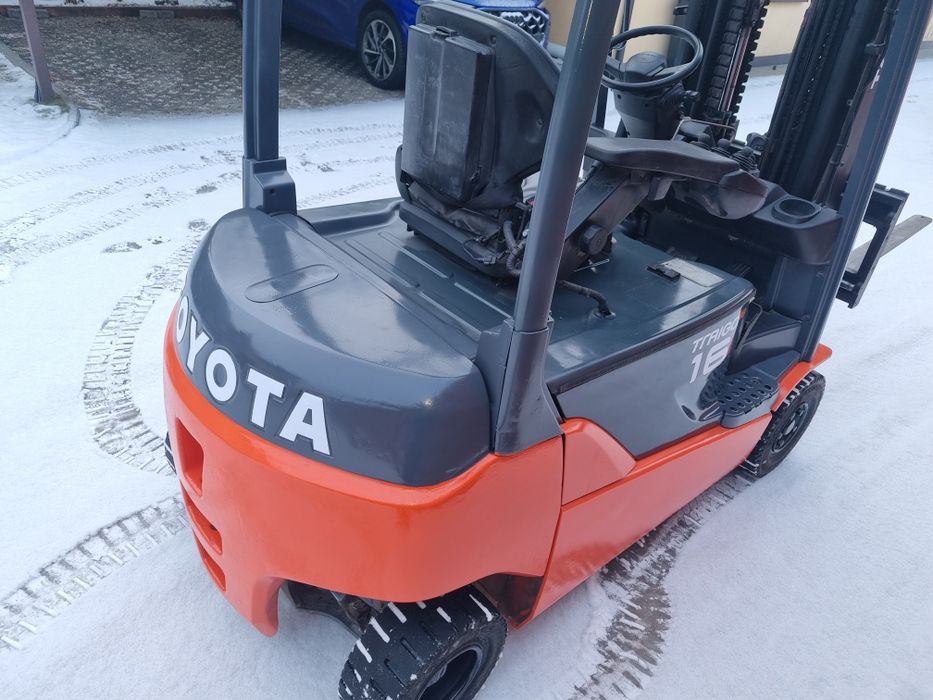 Wózek widłowy Toyota elektryczny.