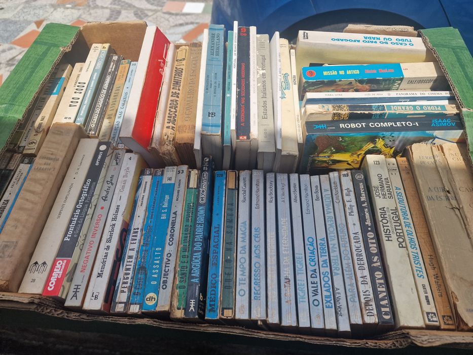 Mtas caixas com livros antigos