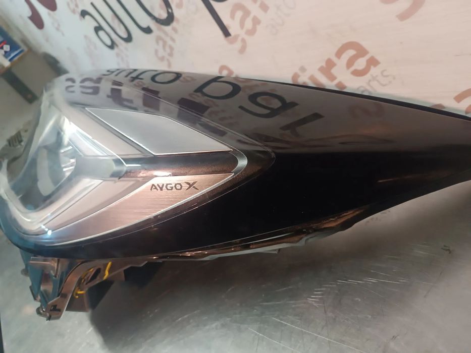 ÓTICA / FAROL TOYOTA AYGO X 2022-2025 - ESQUERDO 02A29318 (APOIOS