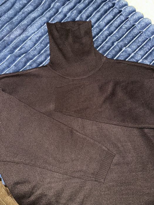 Светр коричневий з високою горловиною