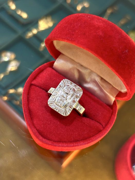 Złoty pierścionek z brylantami