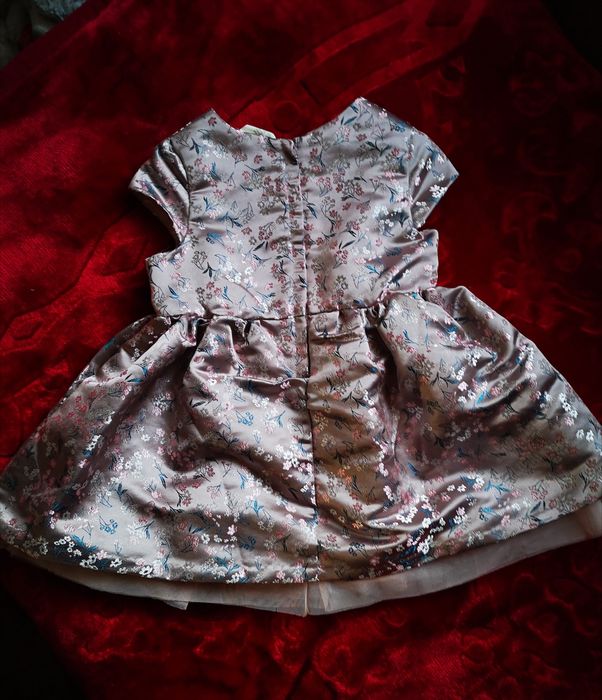 Piękna satynowa sukienka