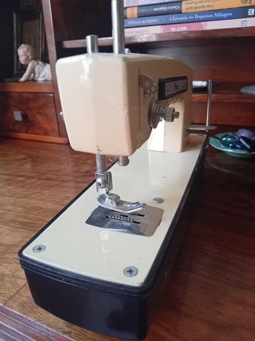 Máquina de costura vintage AMI