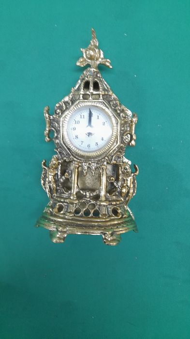 Relogios em ferro de pilhas