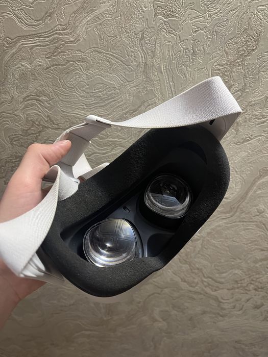Meta Oculus Quest 2 64 гб без контроллерів