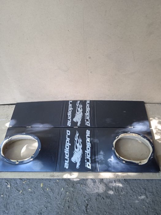 Полка акустична в автомобіль.