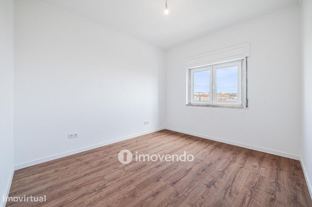 Apartamento T2 remodelado, com cozinha equipada, na Reboleira