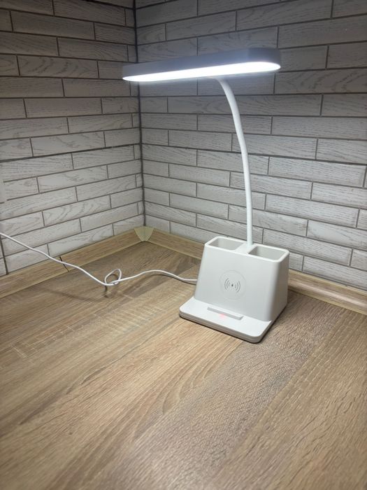 Настільна LED лампа з вбудованою бездротовою зарядкою (Qi)