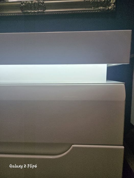 Biała komoda połysk ze światłem led