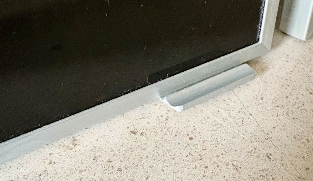Portas IKEA JUTIS em alumínio e vidro preto armário cozinha