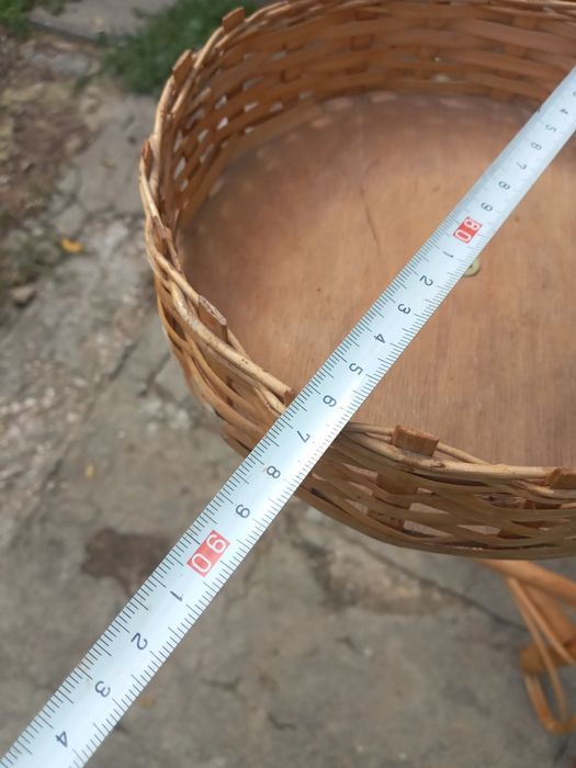 Ротанговая подставка для цветов.