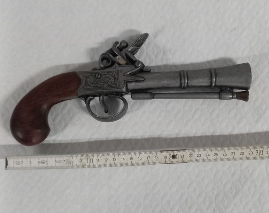 réplica decorativa (não funcional) de uma pistola de pederneira