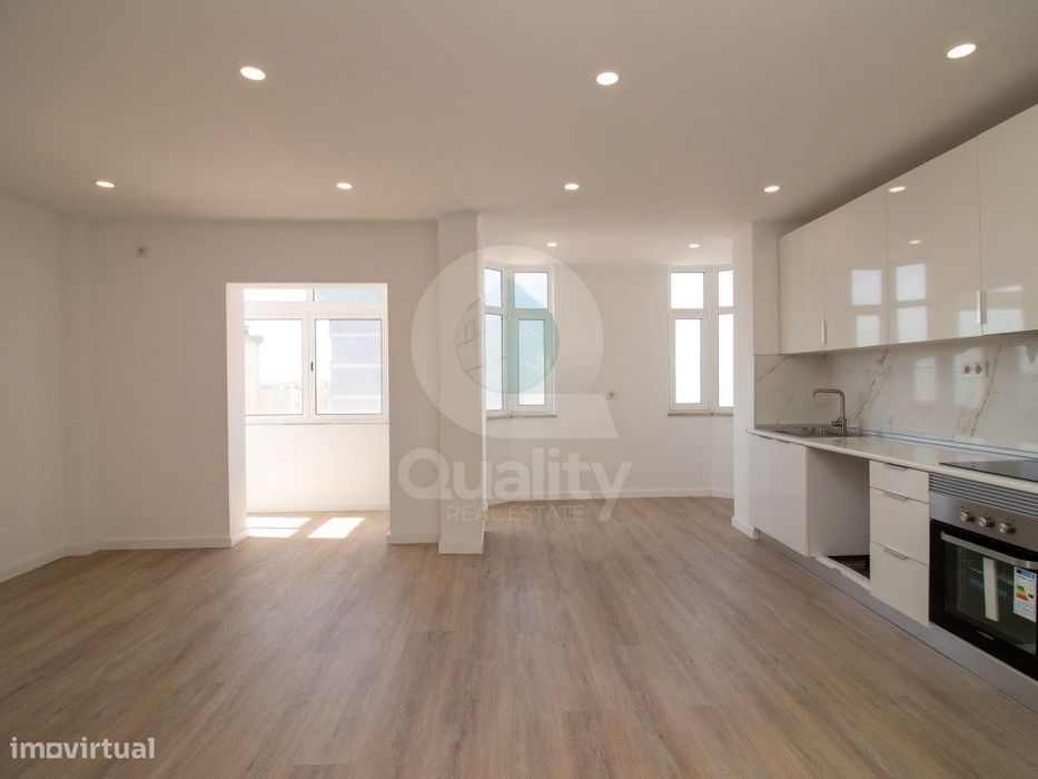 Apartamento T3 Totalmente Renovado - Rua principal da Avenida do Bo...