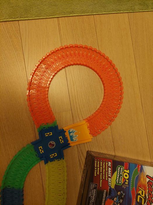 Автомобільна гоночна траса з машинкою