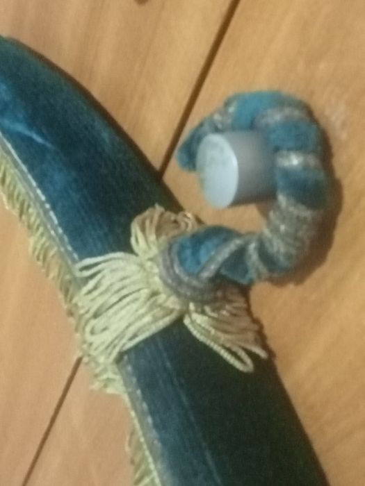 Belo cabide vintage em veludo com franjas