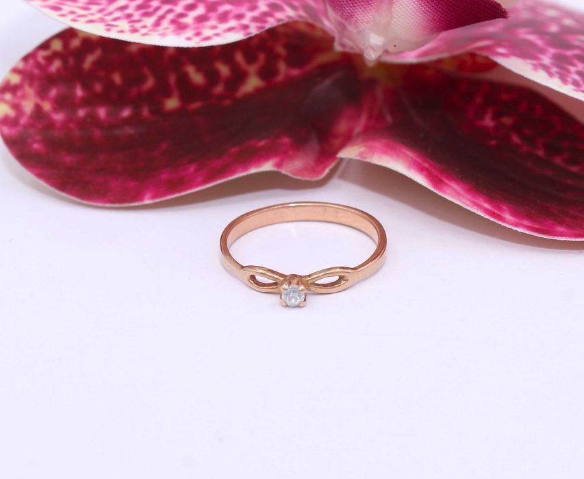 Złoty pierścionek p.585/1,35g  z cyrkonią na froncie