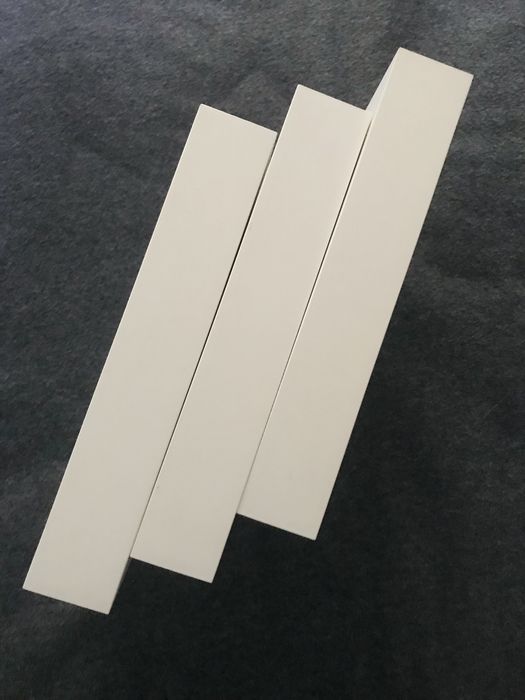 Vários cestos, candeeiro, sofá, estrado, estante