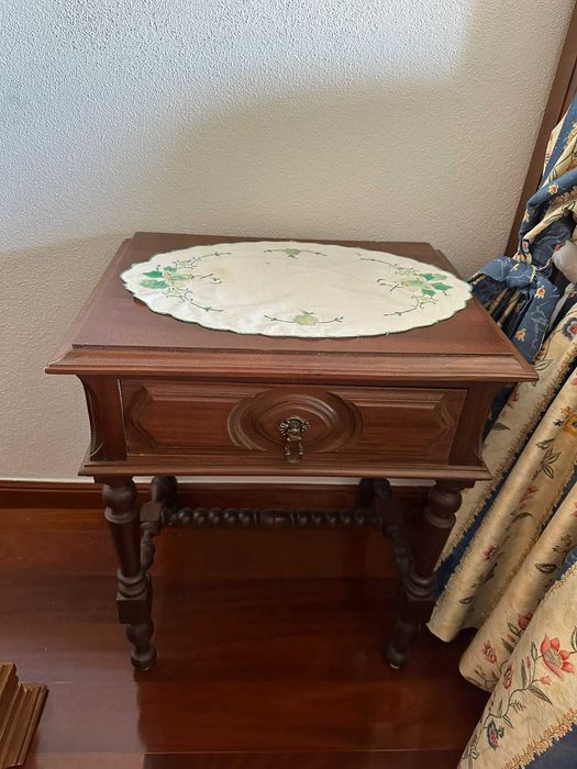 Mobília de quarto em madeira, completa (OPORTUNIDADE)