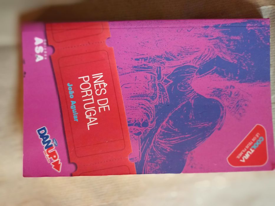 Dois livros Inês de Portugal e  Um fio de fumo nos confins do mar