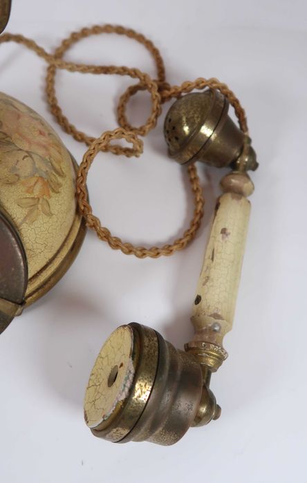 Telefone antigo em madeira e metal
