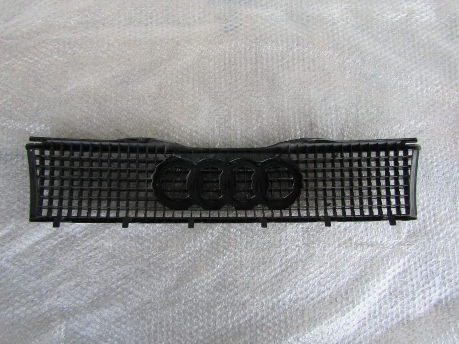 Grelha Audi 80 ano 1984 (original)