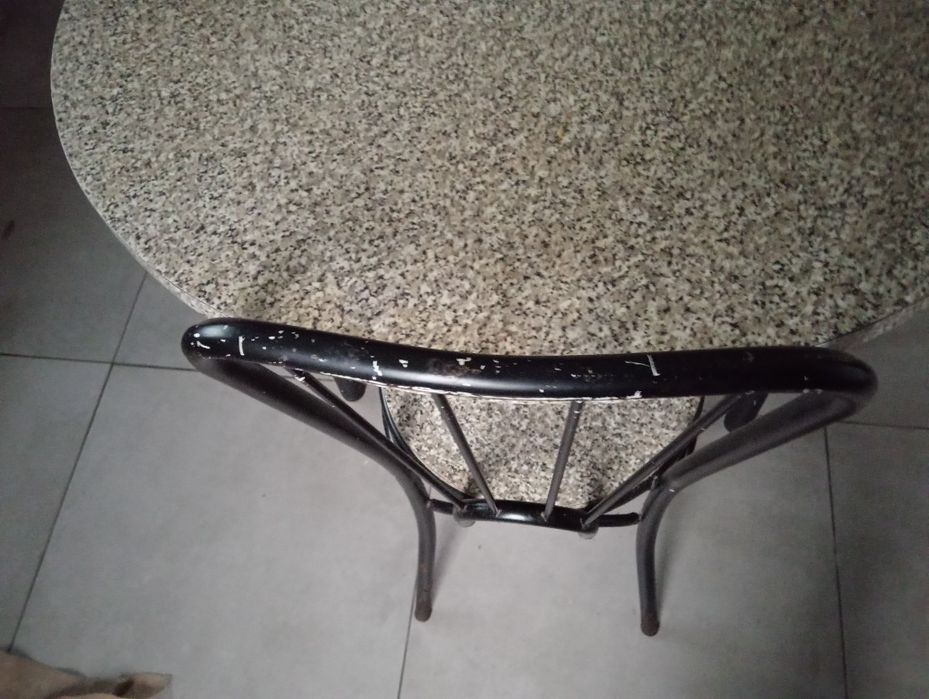 Vendo mesa e cadeiras tudo 20€