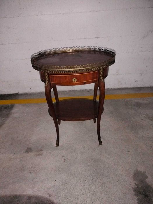 Mesa de Apoio Oval em Madeira com Apliques em Latão