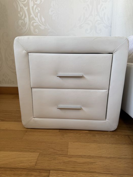 Cama de casal 140x190 c/ 2 mesas cabeceira