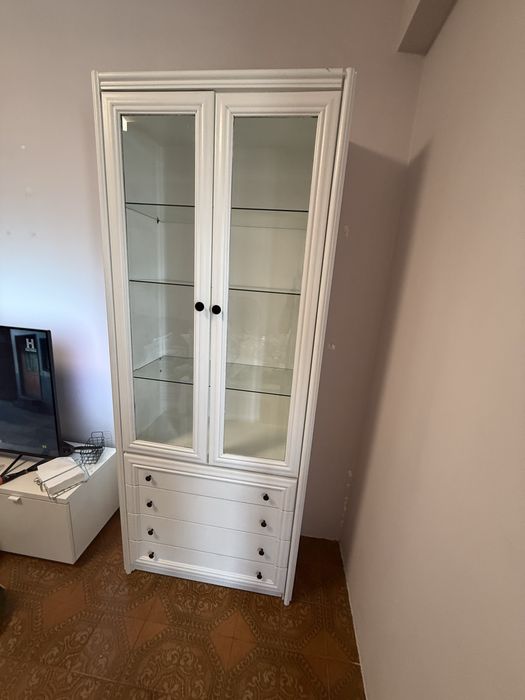 Vendo vitrine com 4 gavetas
