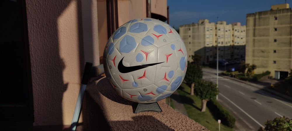 Bola de futebol Nike Academy + 1