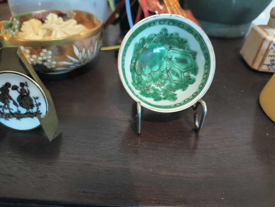 Peças decorativas de vitrine e azulejo humorístico