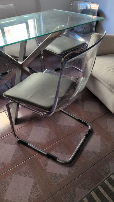 Mesa de jantar em  vidro com 4 cadeiras em acrilico