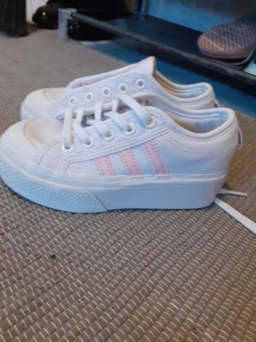 Tenis menina Nike e Adidas