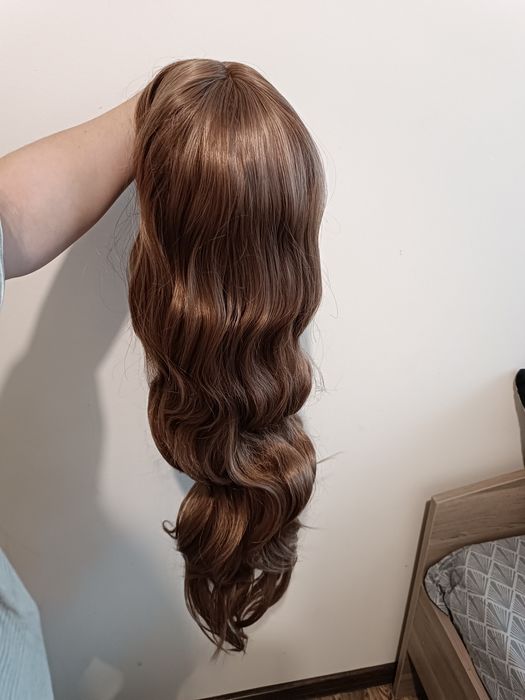 Nowa, bardzo długa peruka z falowanymi włosami