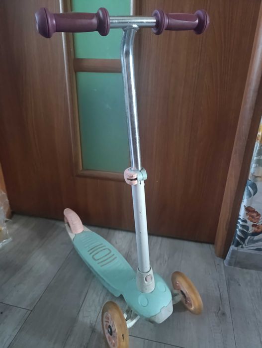 Hulajnoga trzykołowa Decathlon - świecą przednie koła