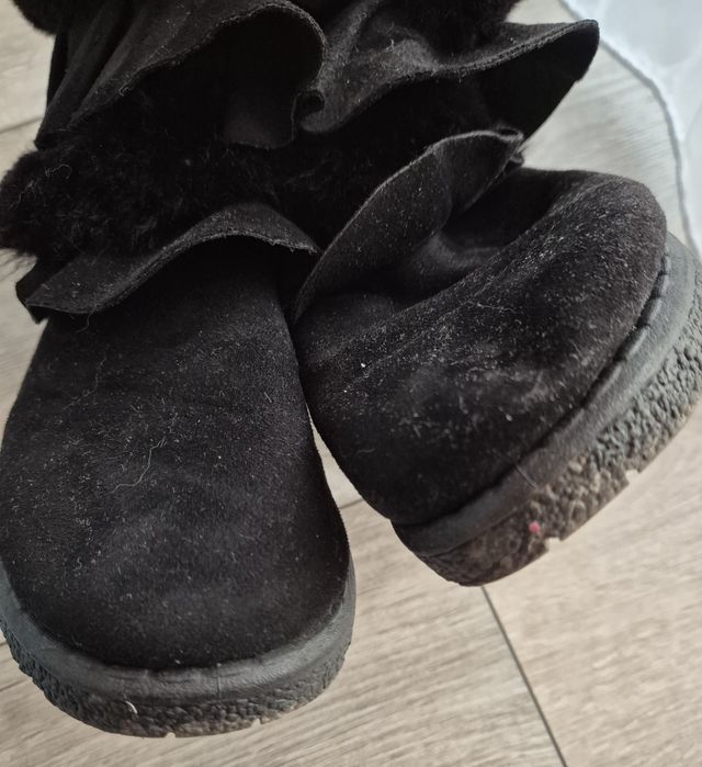 Czarne buty zamszowe z falbankami,39.5