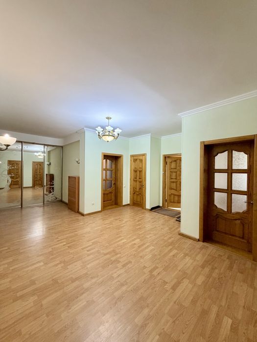 Сучасний будинок на початку Веретенівки