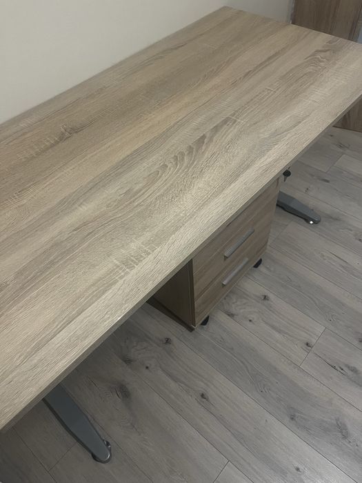 Regulowane biurko z szafką