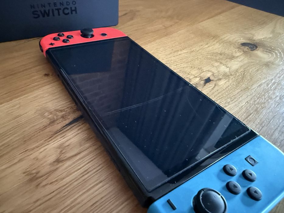 Konsola Nintendo Switch + 4 Pady + Ładowarka + Etui (Czytaj opis)