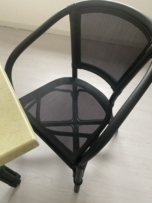 Conjunto de mesa com duas cadeiras