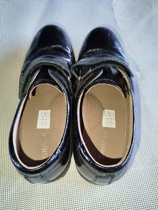 Лаковані чорні туфлі