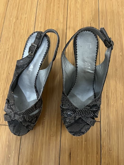 Saltos altos padrão cobra