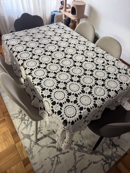 Toalha de mesa de croche - feita a mão