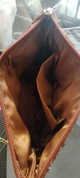 Bolsa de mulher com pedras