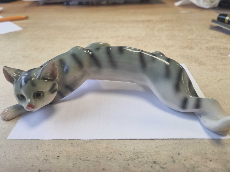 Ceramiczny skradający się kot