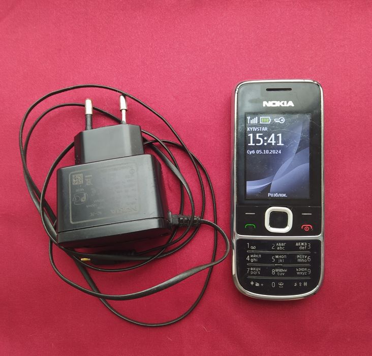 Оригінальний мобільний телефон Nokia 2700 + зарядний пристрій .