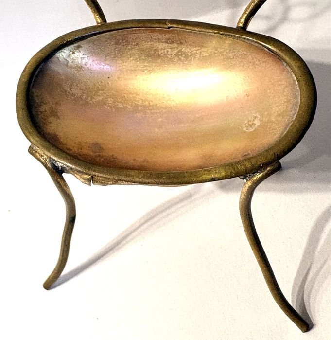 Antigo suporte de relógio de bolso francés “cadeira” em madrepérola com armação em metal dourado